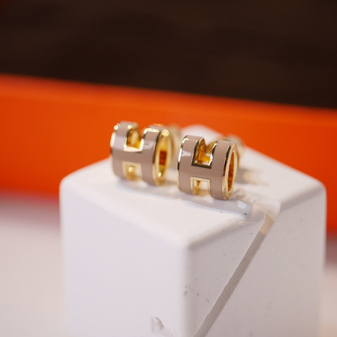 [Rani Jewelry]MINI POP H GOLD EARRINGS GREY