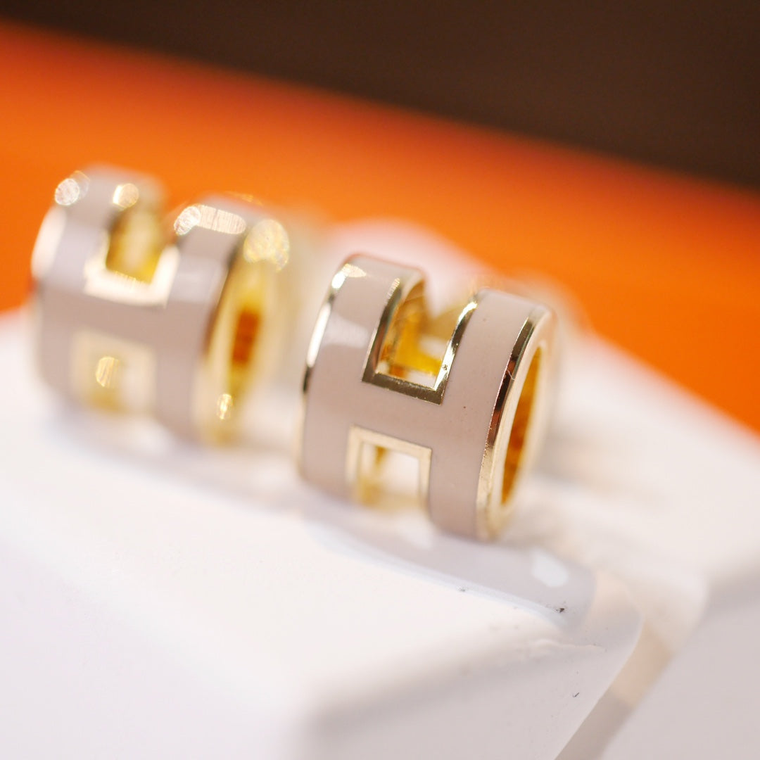 [Rani Jewelry]MINI POP H GOLD EARRINGS GREY