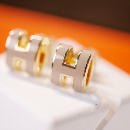 [Rani Jewelry]MINI POP H GOLD EARRINGS GREY