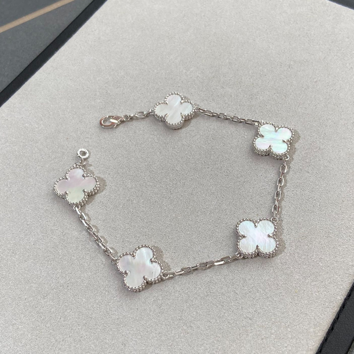 [Rani Jewelry]CLOVER WHITE PEARL MOP 5 MOTIF BRACELET COLLECTION