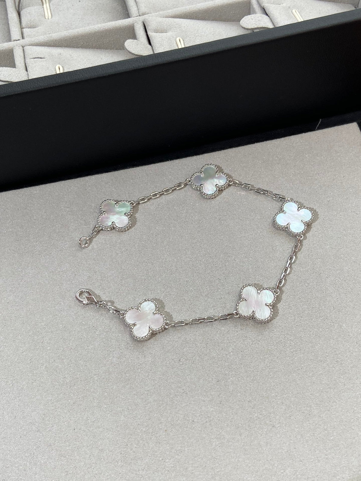 [Rani Jewelry]CLOVER WHITE PEARL MOP 5 MOTIF BRACELET COLLECTION