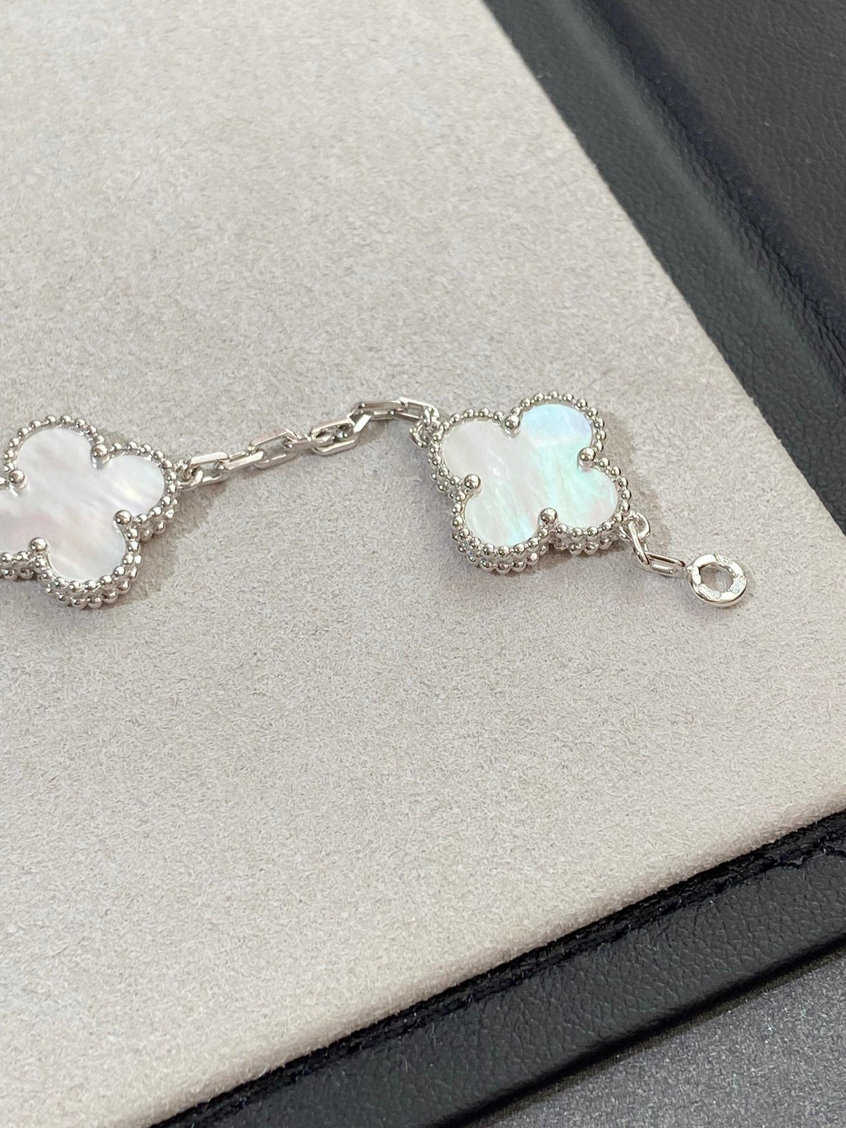 [Rani Jewelry]CLOVER WHITE PEARL MOP 5 MOTIF BRACELET COLLECTION