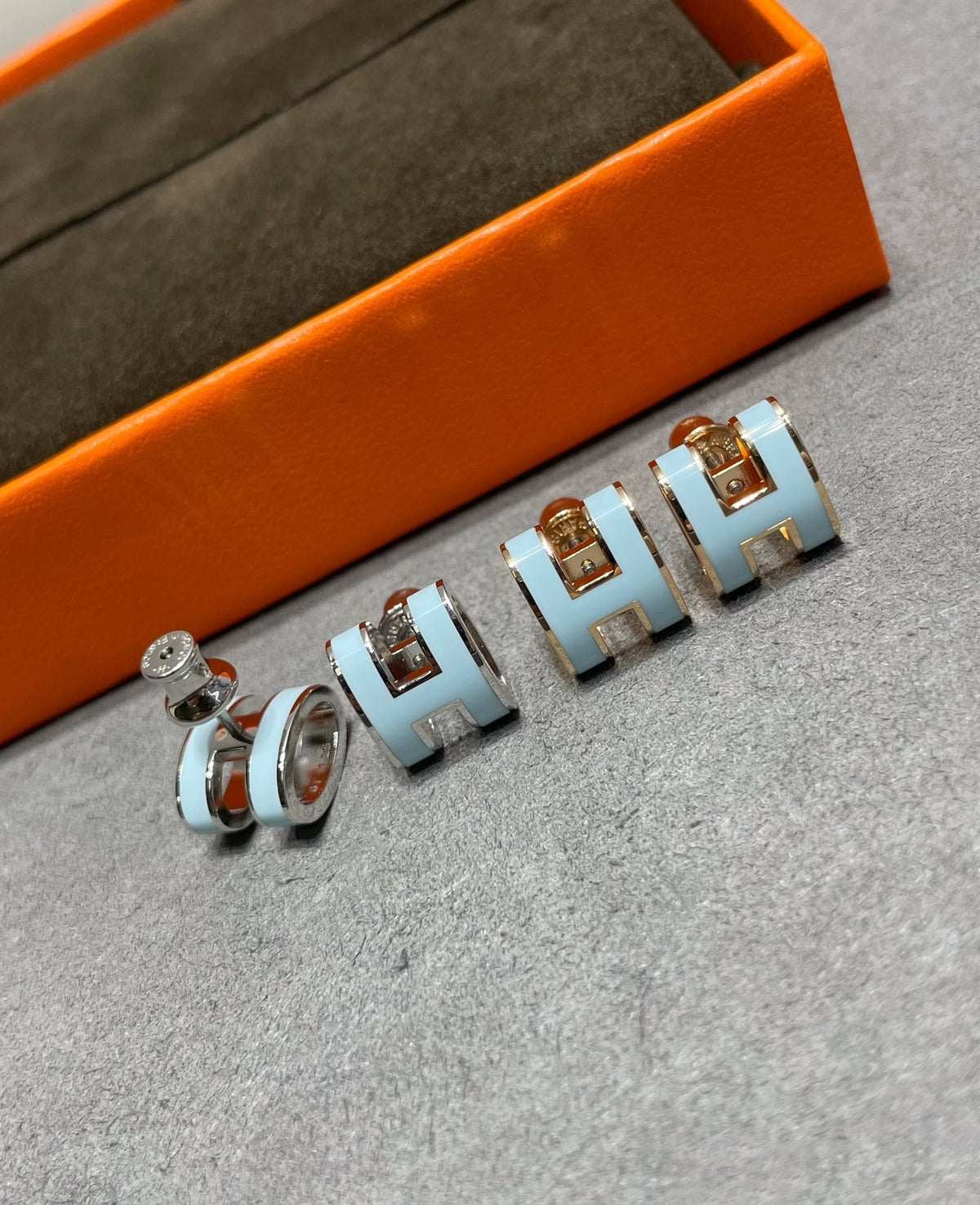 [Rani Jewelry]POP H SKY BLUE STUD EARRINGS