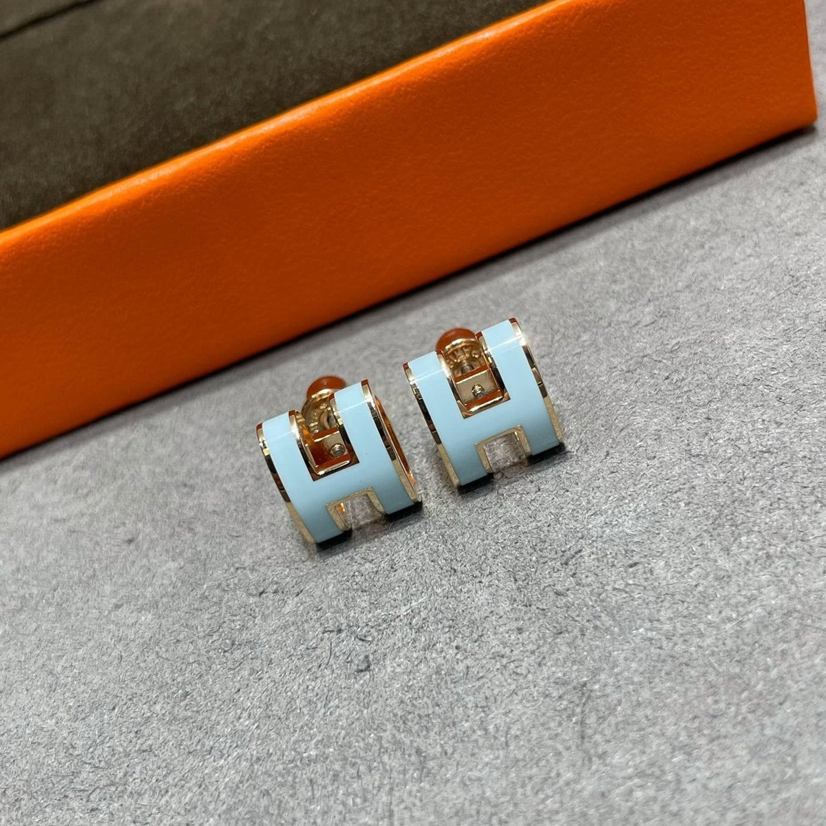 [Rani Jewelry]POP H SKY BLUE STUD EARRINGS
