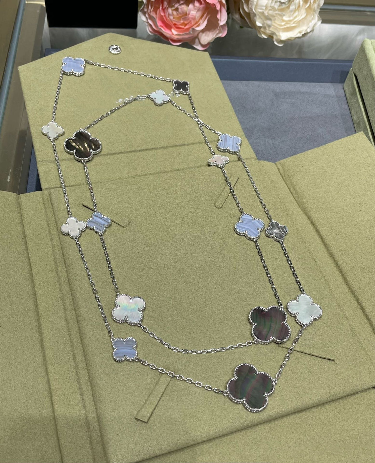 [Rani Jewelry]CLOVER 16 MOTIF CHALCEDONY MOP SILVER NECKLACE