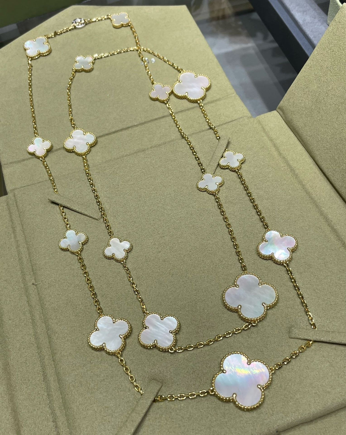 [Rani Jewelry]CLOVER 16 MOTIF WHITE MOP GOLD NECKLACE