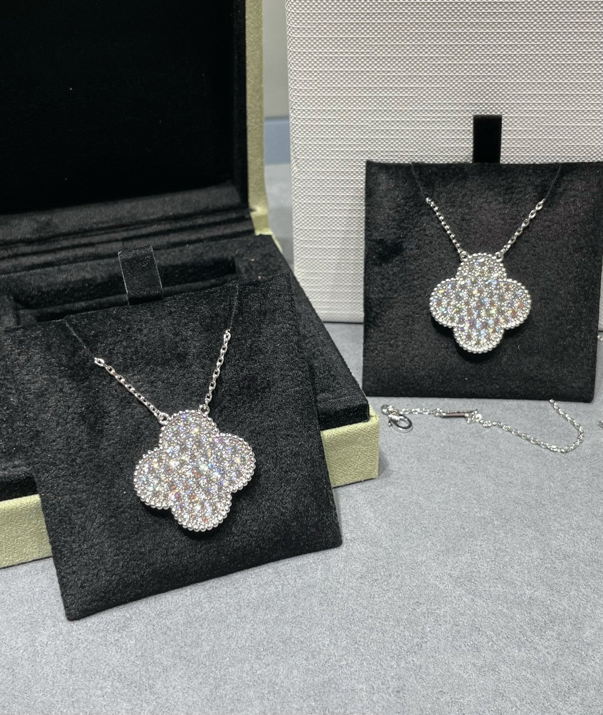 [Rani Jewelry]CLOVER 25MM LARGE PENDANT DIAMOND PAVED SILVER NECKLACE