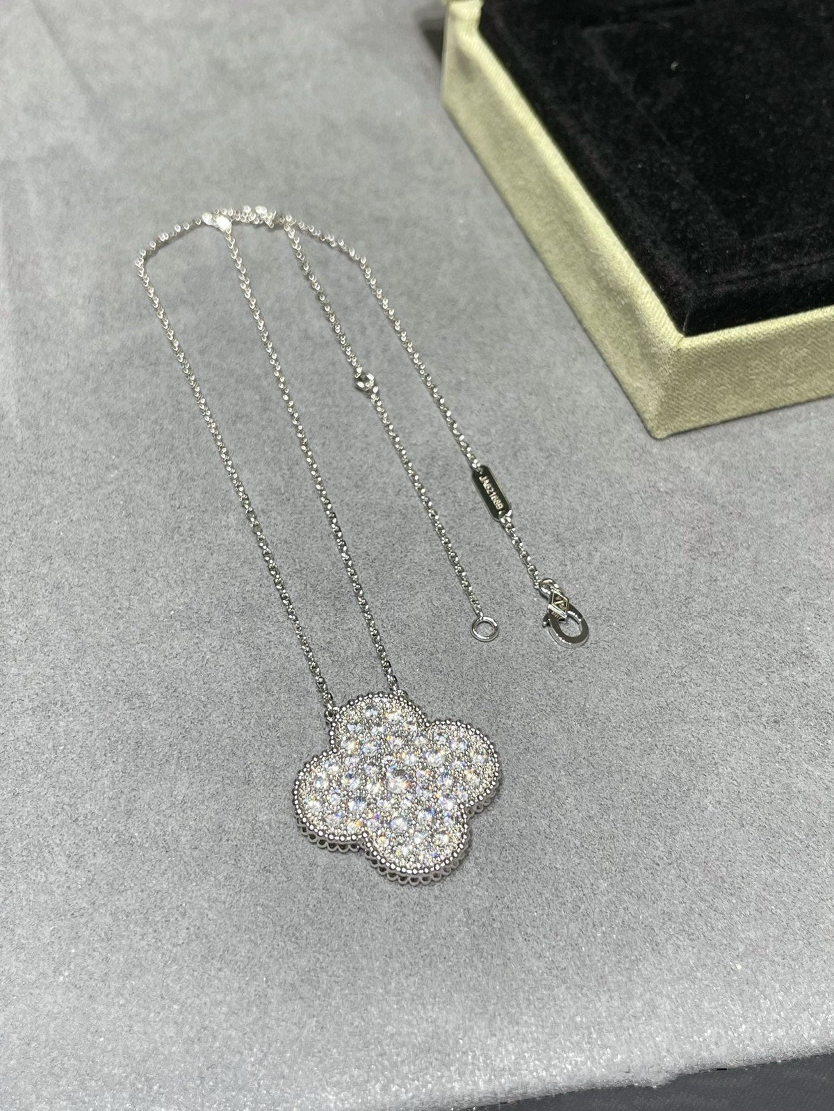 [Rani Jewelry]CLOVER 25MM LARGE PENDANT DIAMOND PAVED SILVER NECKLACE