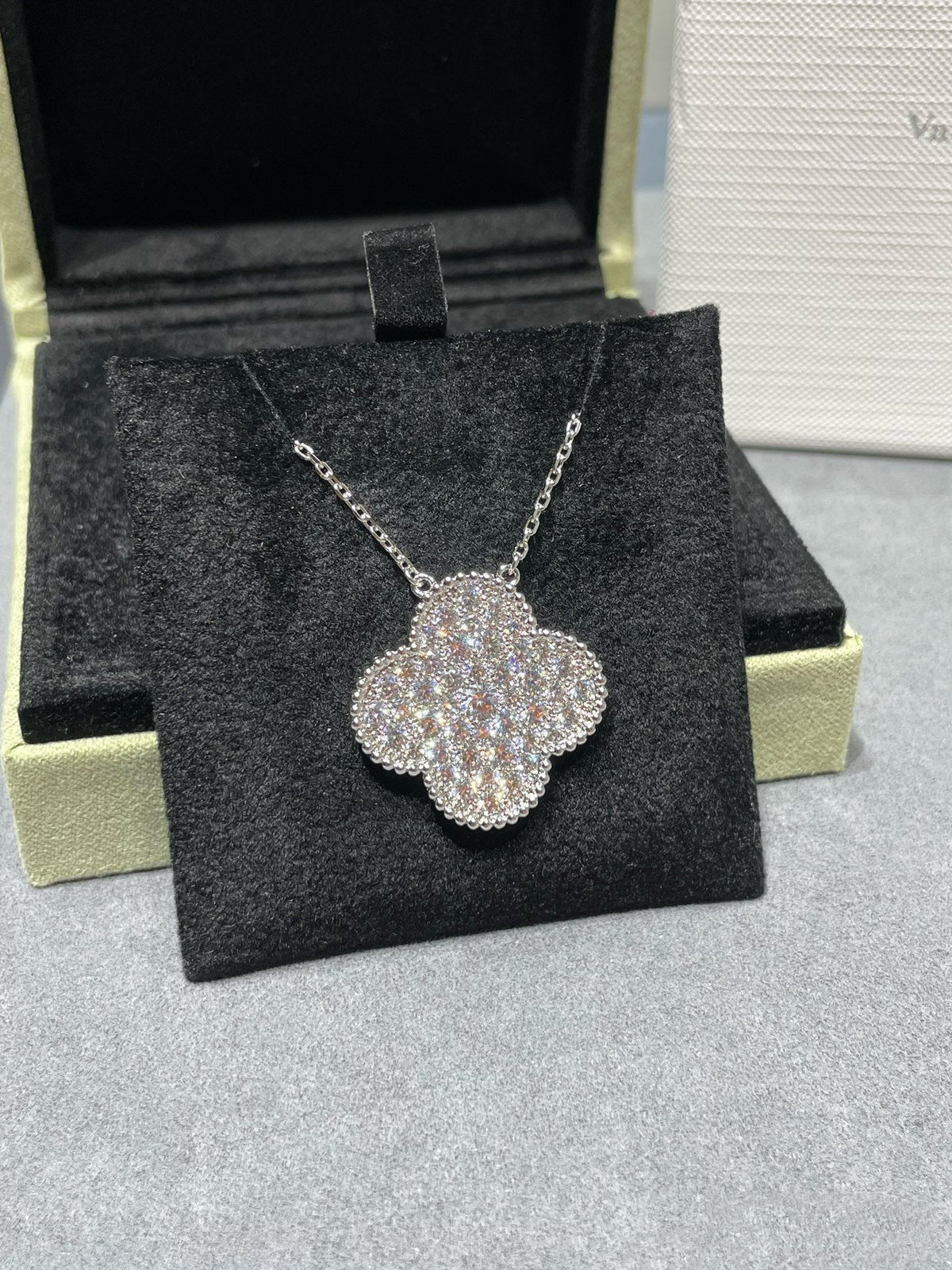 [Rani Jewelry]CLOVER 25MM LARGE PENDANT DIAMOND PAVED SILVER NECKLACE