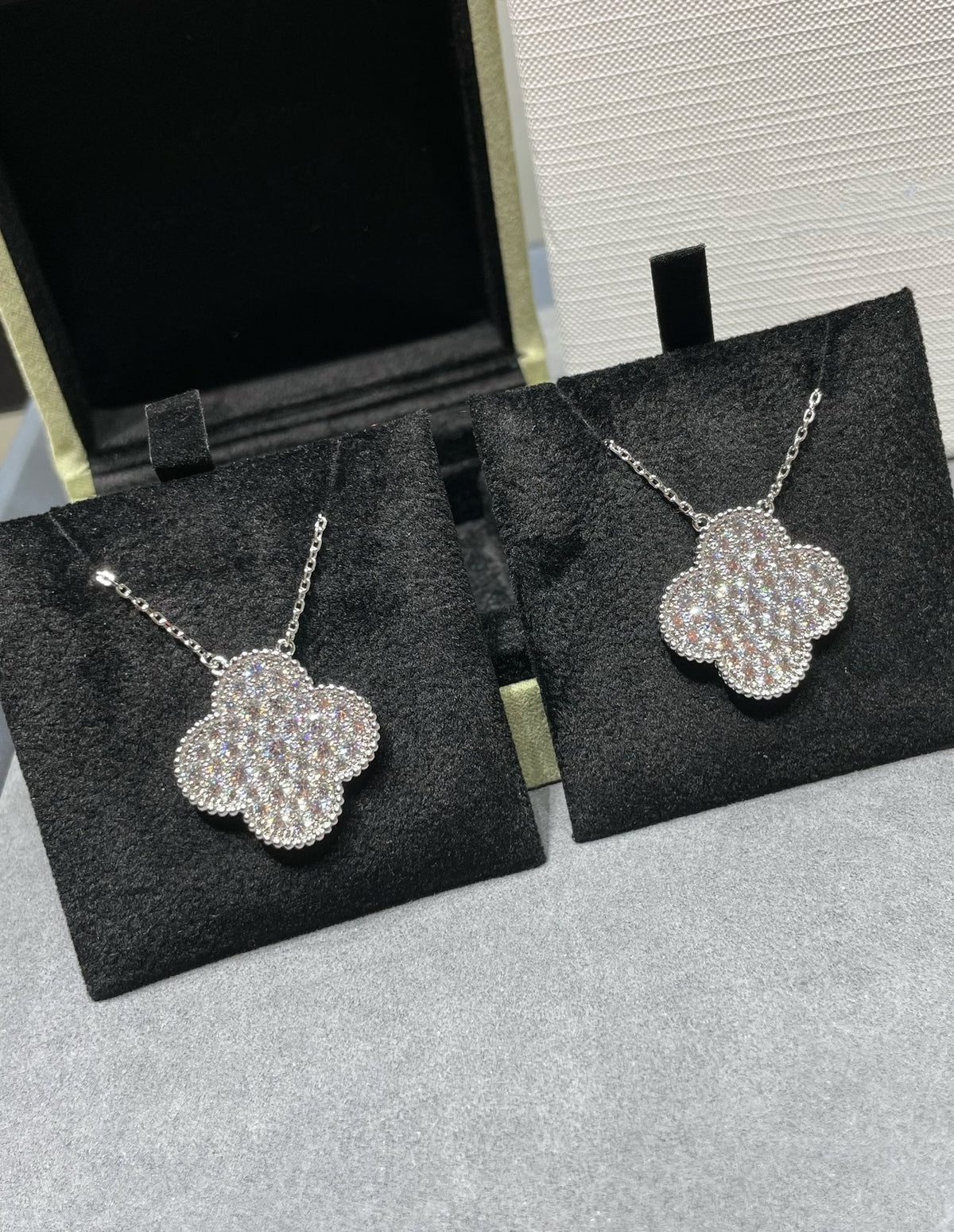 [Rani Jewelry]CLOVER 25MM LARGE PENDANT DIAMOND PAVED SILVER NECKLACE