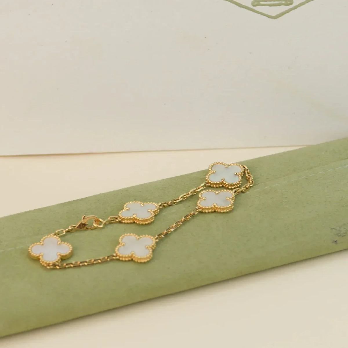 [Rani Jewelry]CLOVER WHITE PEARL MOP 5 MOTIF BRACELET COLLECTION