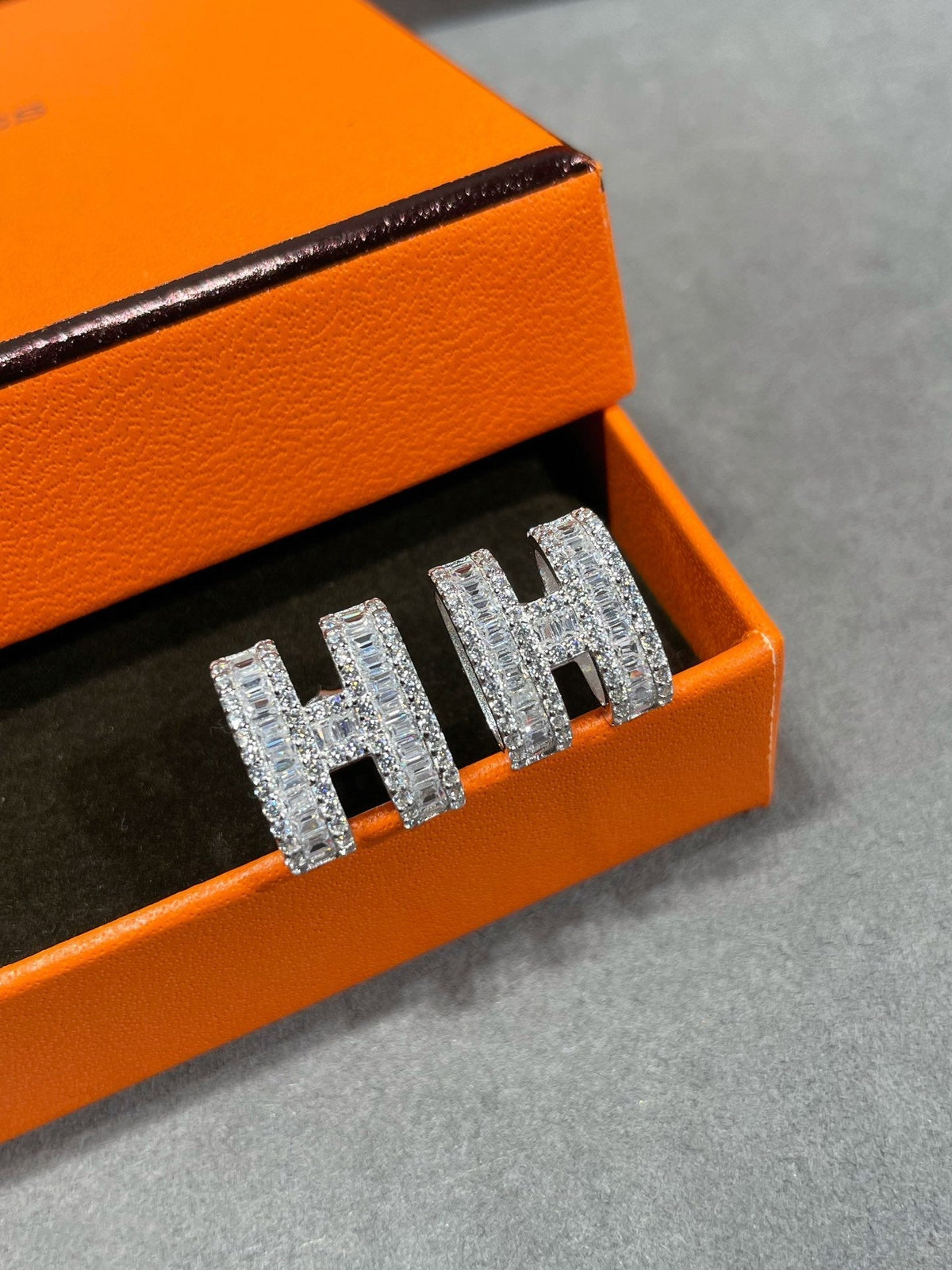 [Rani Jewelry]H STUD EARRINGS WITH SILVER DIAMONDS