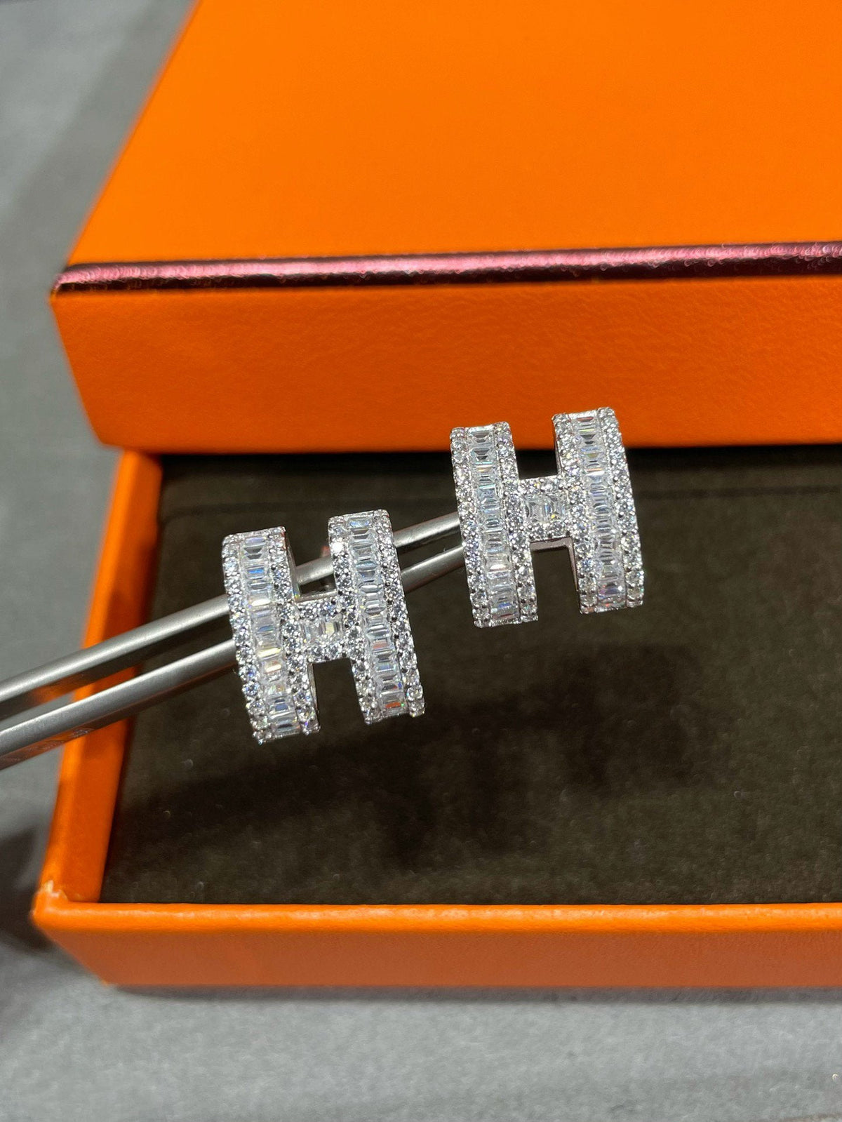 [Rani Jewelry]H STUD EARRINGS WITH SILVER DIAMONDS