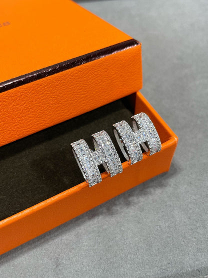 [Rani Jewelry]H STUD EARRINGS WITH SILVER DIAMONDS