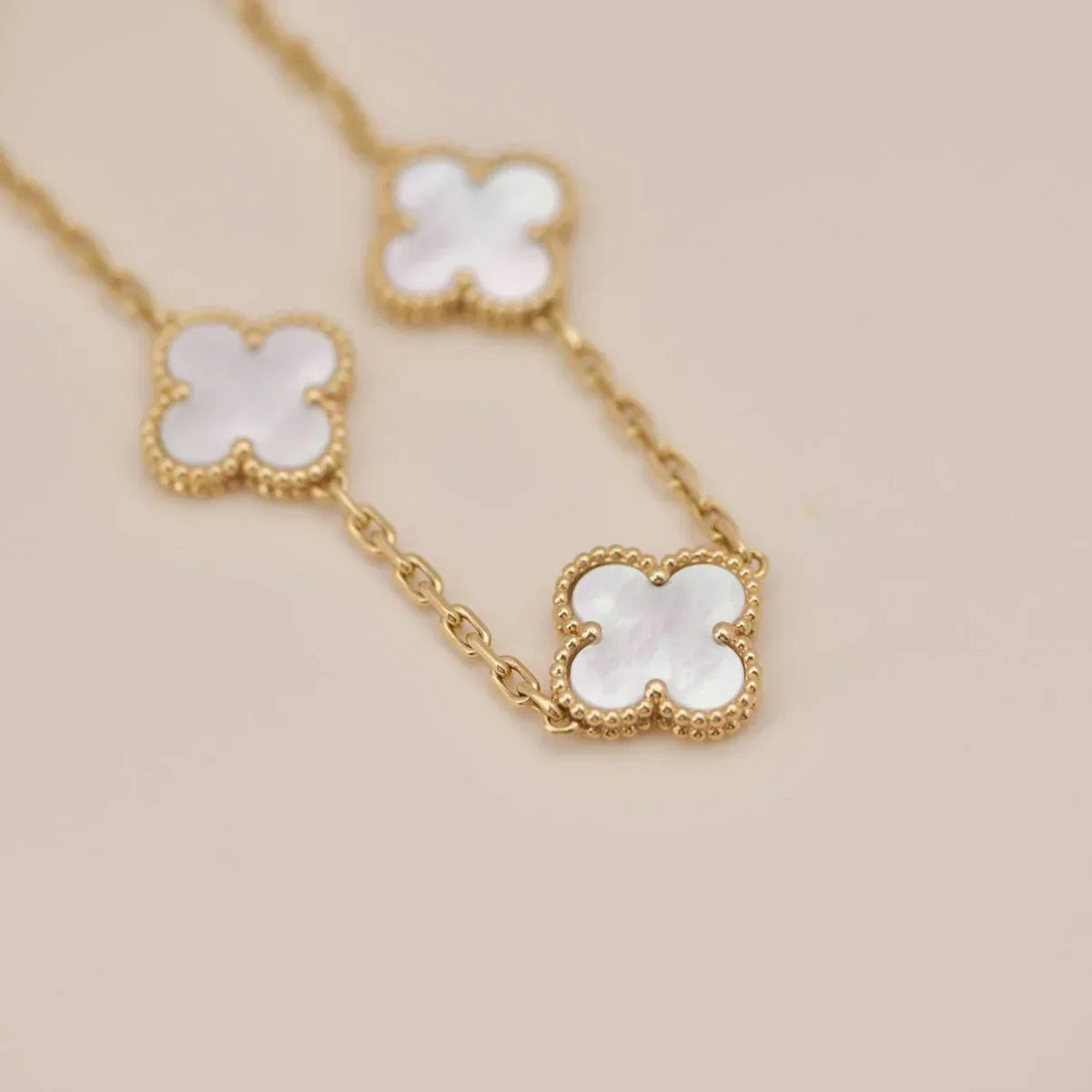 [Rani Jewelry]CLOVER WHITE PEARL MOP 5 MOTIF BRACELET COLLECTION